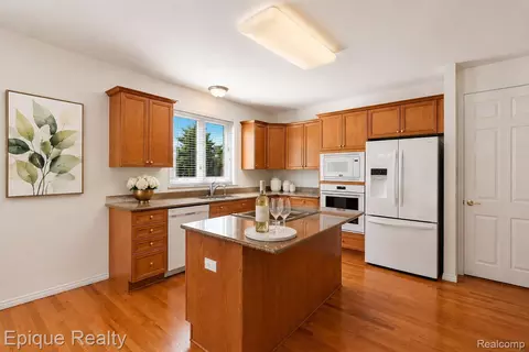 Kitchen - 5675 Golf Pointe Dr, Village Of Clarkston, MI 48348 photo 3 of 4