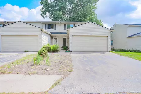 1355 Lochaven Rd, Waterford, MI 48327