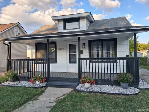 28042 Maple St, Roseville, MI 48066