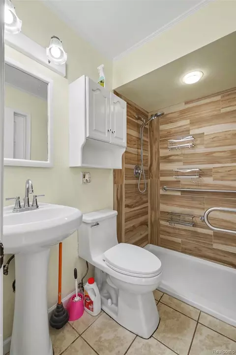 Bath - 1210 Simca St, Flint, MI 48507 photo 1 of 1