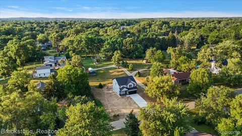3080 W Newberry Rd, Waterford, MI 48329