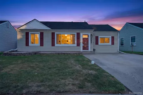 26596 Kathy St, Roseville, MI 48066