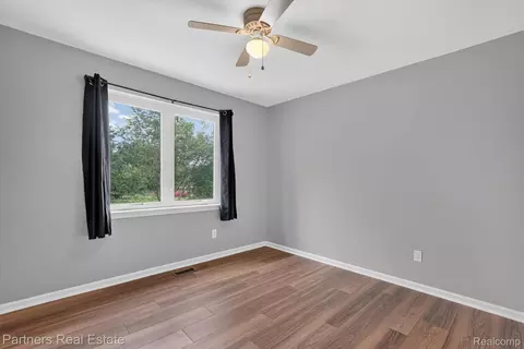 Bedroom - 5127 Clyde Rd, Oceola, MI 48855 photo 5 of 10