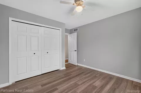 Bedroom - 5127 Clyde Rd, Oceola, MI 48855 photo 6 of 10