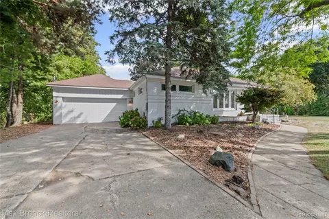 2665 Middlebelt Rd, West Bloomfield, MI 48324