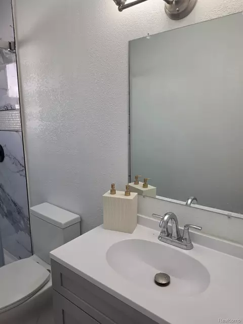 Bath - 1126 Ossington Ave, Flint, MI 48507 photo 2 of 2