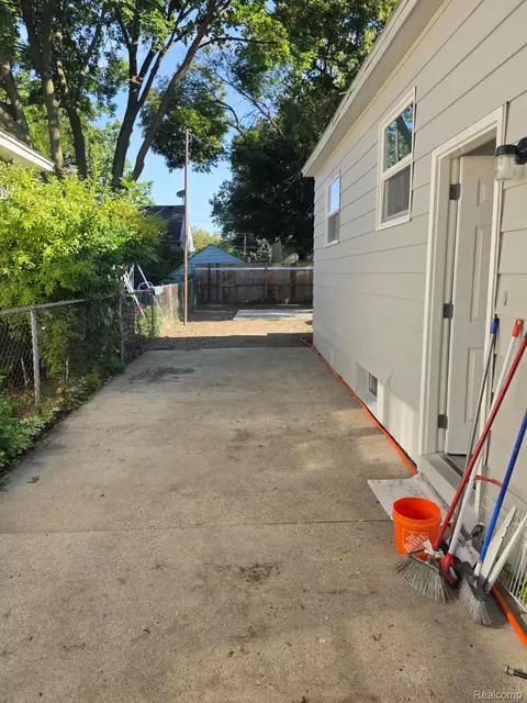 Exterior - 1126 Ossington Ave, Flint, MI 48507 photo 3 of 5