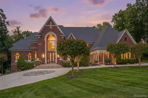 2785 Cranbrook Ridge Ct, Oakland, MI 48306