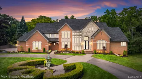 1888 W Tahquamenon Ct, Bloomfield Hills, MI 48302