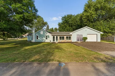 413 5th St, Fenton, MI 48430