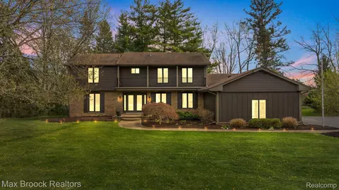 5240 Clarendon Crest St, Bloomfield Township, MI 48302