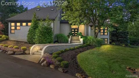 4884 Cider Hill Dr, Oakland, MI 48306