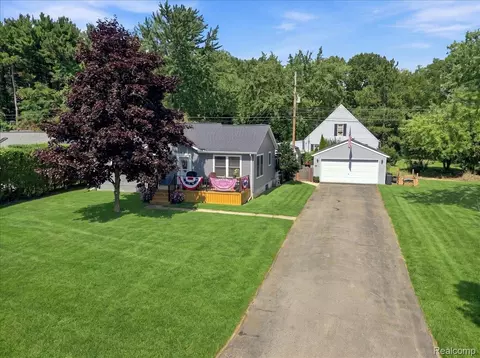 5508 Clinton River Dr, Waterford, MI 48327