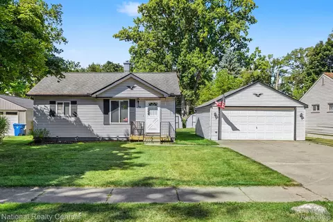 29 Doremus Ave, Waterford, MI 48328