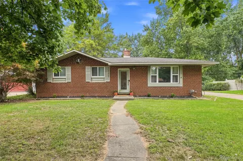 14474 Swanee Beach Dr, Fenton, MI 48430