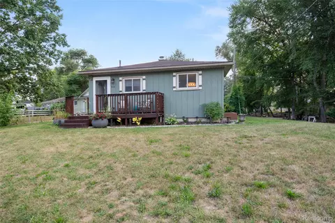 9303 Beechcrest St, White Lake, MI 48386