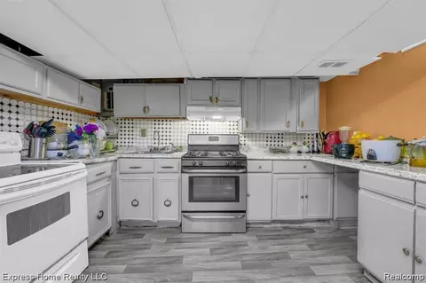 Kitchen - 2338 Marlow Dr, Warren, MI 48092 photo 2 of 2