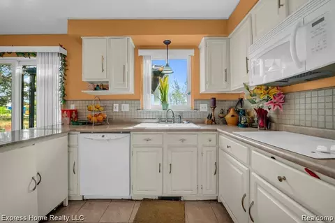 Kitchen - 2338 Marlow Dr, Warren, MI 48092 photo 1 of 2