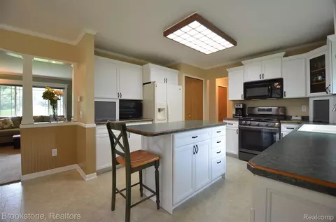 Kitchen - 9828 Hadley Rd, Independence, MI 48348 photo 2 of 3