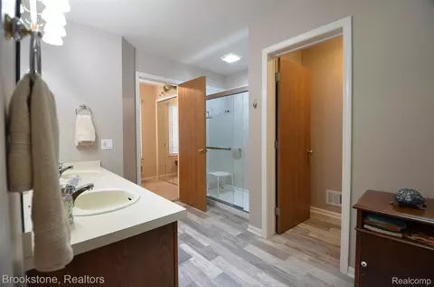 Bath - 9828 Hadley Rd, Independence, MI 48348 photo 4 of 8
