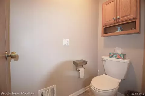 Bath - 9828 Hadley Rd, Independence, MI 48348 photo 7 of 8