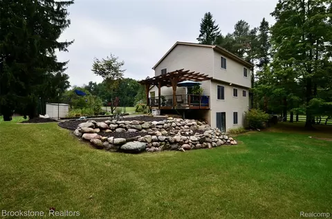 Exterior - 9828 Hadley Rd, Independence, MI 48348 photo 16 of 22