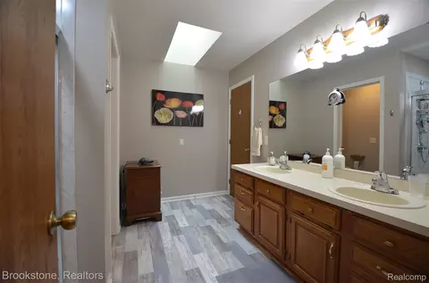 Bath - 9828 Hadley Rd, Independence, MI 48348 photo 8 of 8