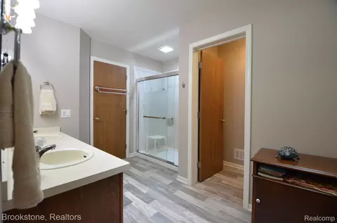 Bath - 9828 Hadley Rd, Independence, MI 48348 photo 6 of 8
