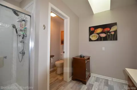 Bath - 9828 Hadley Rd, Independence, MI 48348 photo 5 of 8