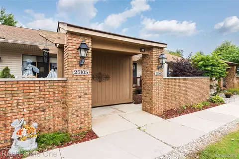 25107 Hamilton Ct #4, South Lyon, MI 48178