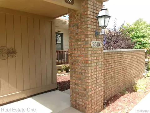 25107 Hamilton Ct #4, South Lyon, MI 48178