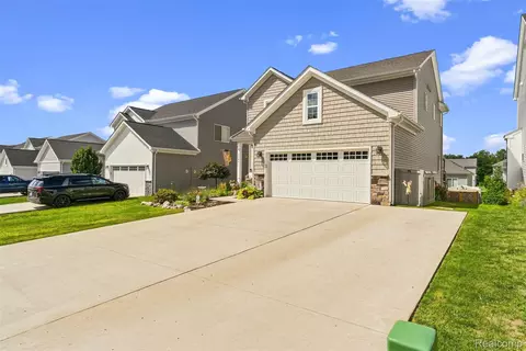 2165 Rolling Hills Dr, Holly, MI 48442