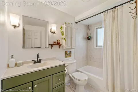 Bath - 8690 N Eston Rd, Independence, MI 48348 photo 1 of 2