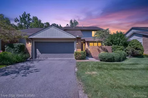 5610 Hillcrest Cir W, West Bloomfield, MI 48322