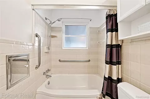 Bath - 32504 Dover Ave, Warren, MI 48088 photo 2 of 3