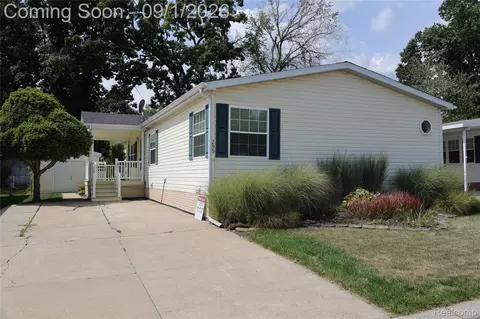 299 Dennis K Ct, White Lake, MI 48386