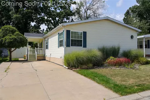 299 Dennis K Ct, White Lake, MI 48386