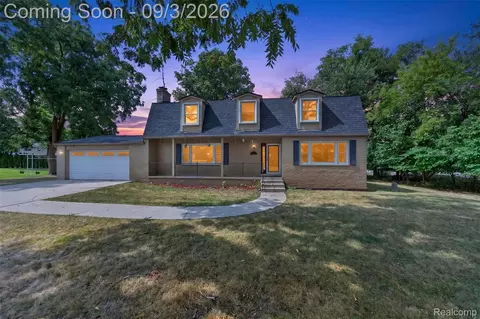 2499 Horseshoe Dr, West Bloomfield, MI 48322