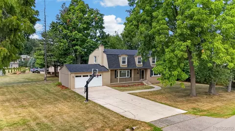 2499 Horseshoe Dr, West Bloomfield, MI 48322