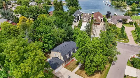 2499 Horseshoe Dr, West Bloomfield, MI 48322