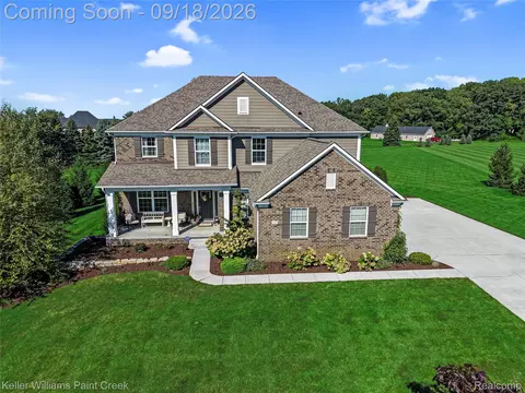 137 Crestview Dr, Oakland, MI 48306