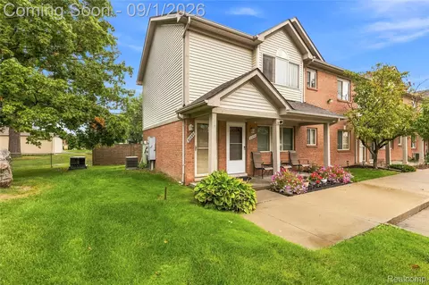 21096 Flora St, Roseville, MI 48066