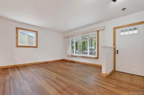 Living - 310 Tamarac Dr, Davison, MI 48423 photo 2 of 4