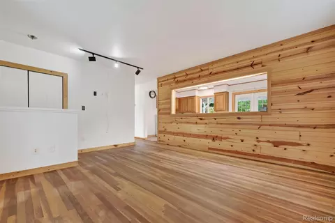 Living - 310 Tamarac Dr, Davison, MI 48423 photo 3 of 4