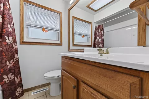 Bath - 310 Tamarac Dr, Davison, MI 48423 photo 2 of 5