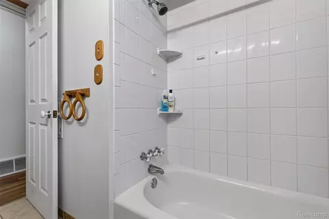 Bath - 310 Tamarac Dr, Davison, MI 48423 photo 3 of 5