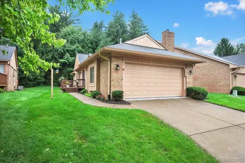 22300 River Ridge Trl, Farmington Hills, MI 48335