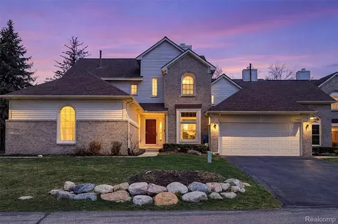 43470 Algonquin Dr, Novi, MI 48375