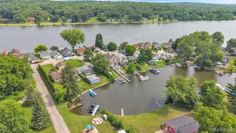 8963 Tackles Dr, White Lake, MI 48386