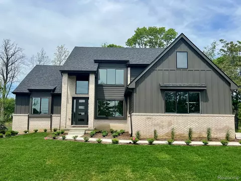2934 W Walton Blvd, Waterford, MI 48329